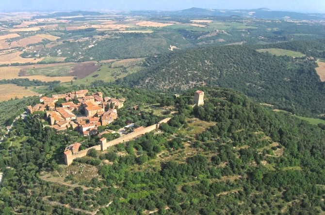 Whispers of the Val d’Orcia: A Tower Crowned by Time and Stars