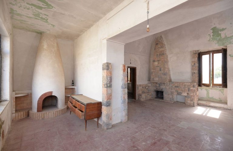 €500k Aradeo, ITALY. Il Castello - XVI Century - Castleist