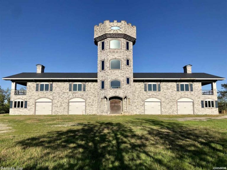 1.365m Arkansas, USA. Mountaintop Castle for Sale Castleist