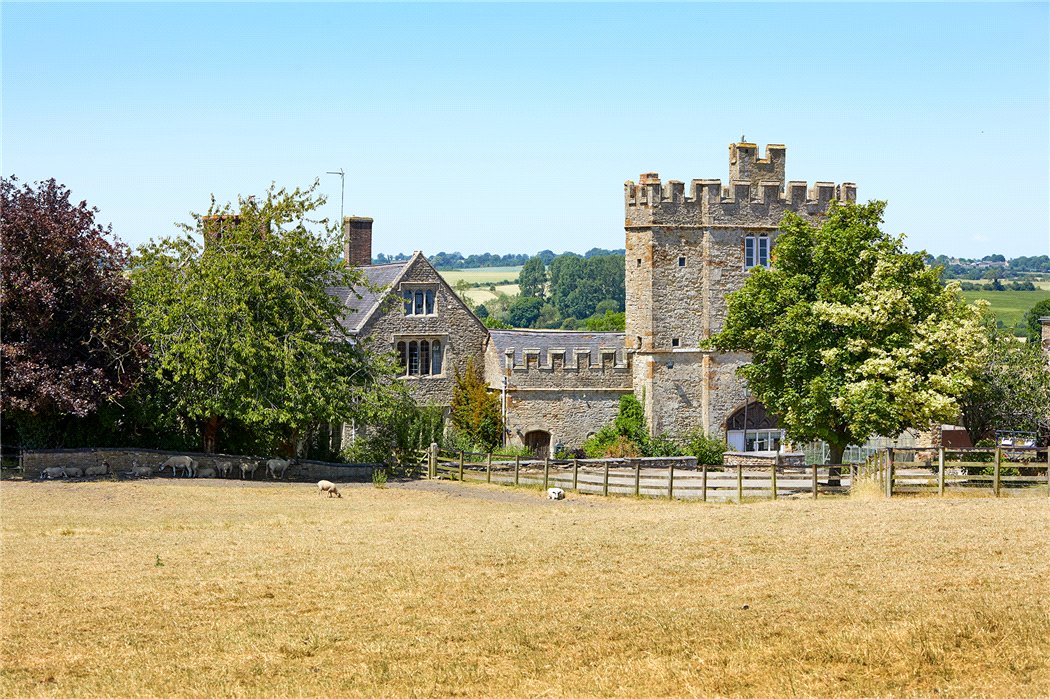 £1.5m Brackley, ENGLAND. Astwell Castle for Sale Castleist