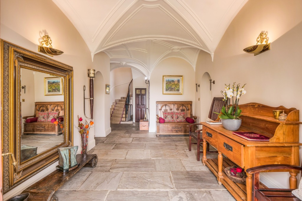 Bardowie Castle: A Whisper of Scotland’s Soul by the Loch’s Edge - 5