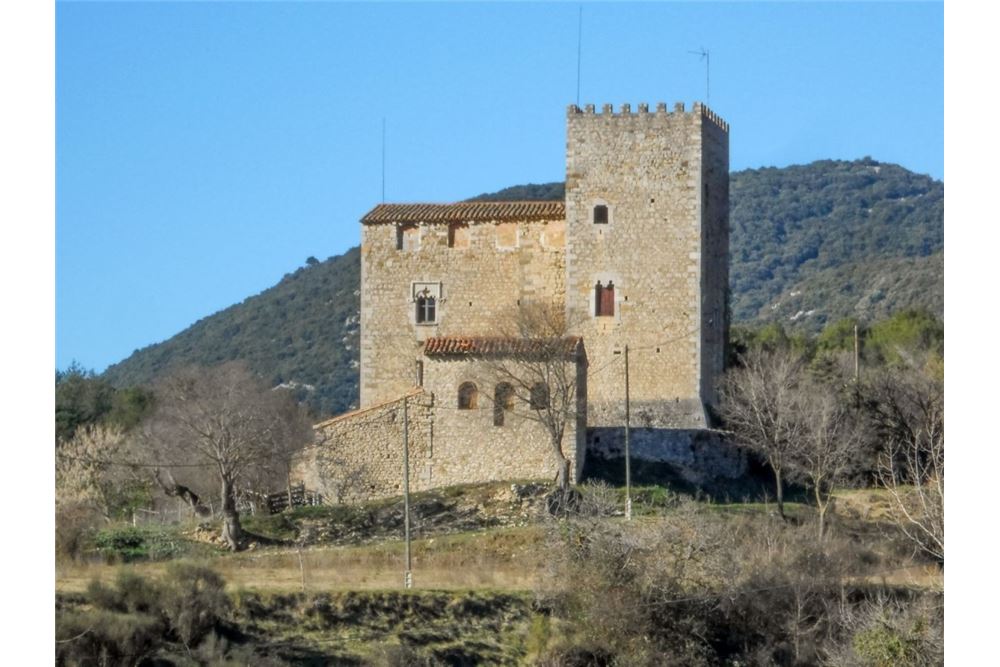 Beuda Castle Spain for sale