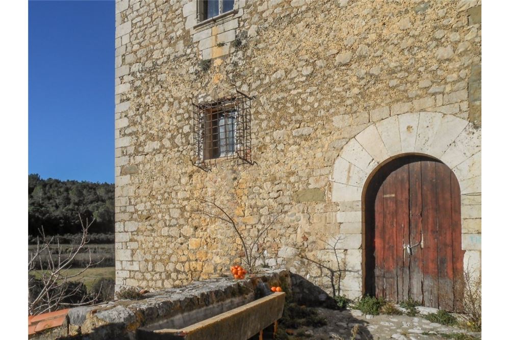 Beuda Castle Spain for sale