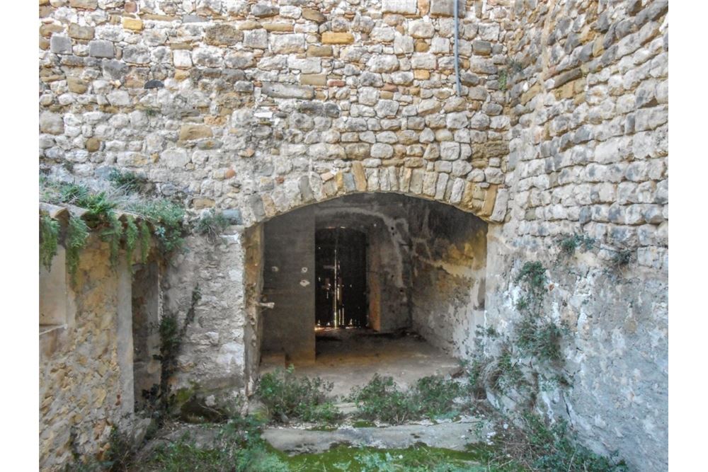 Whispers of the 10th Century: A Catalan Crown Reborn in Stone - 5