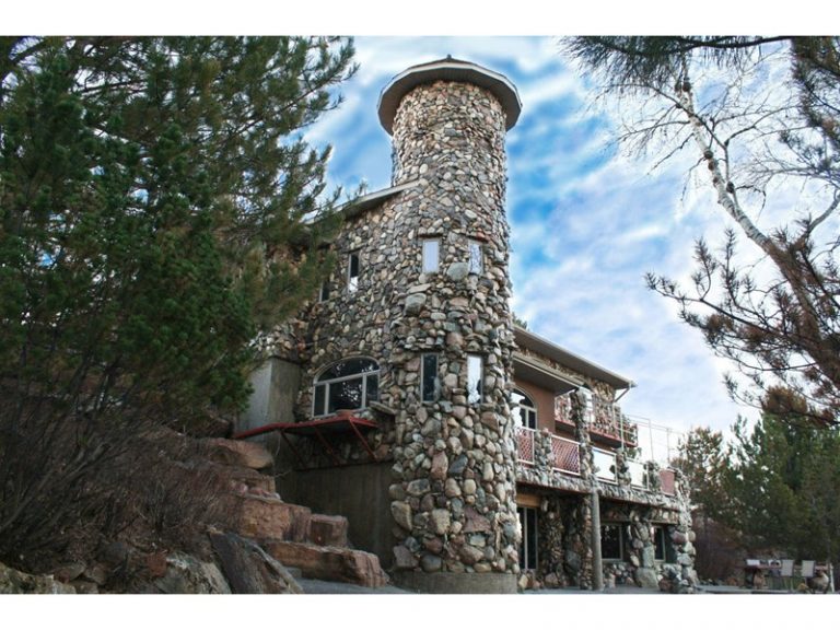 €2.5m Montana, USA. Riverfront Modern Day Castle Castleist