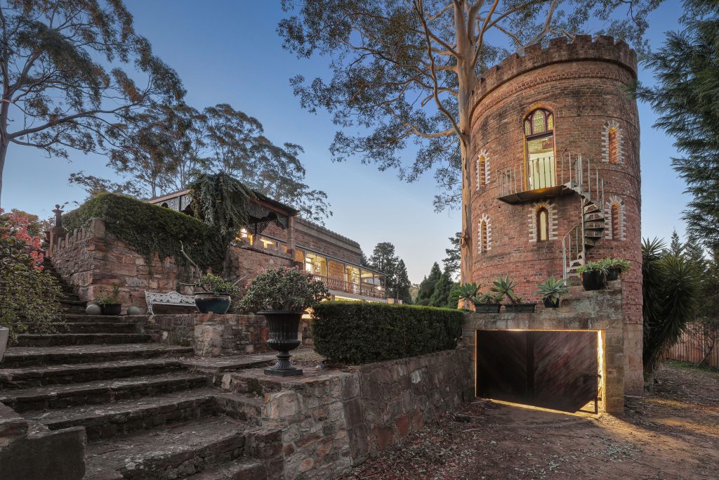 Bunda House: A Victorian Dream Woven in Sandstone & Time