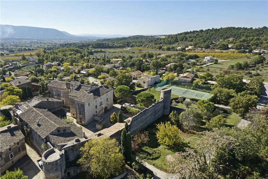 Whispers of the Comte: A 11th-Century Luberon Château Veiled in Time