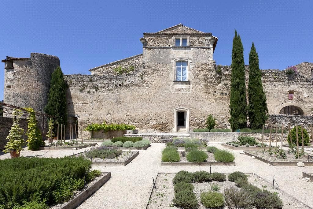 Whispers of the Comte: A 11th-Century Luberon Château Veiled in Time