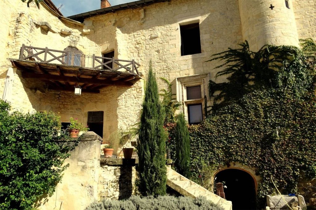Cahors 10th and 17th century castle for sale