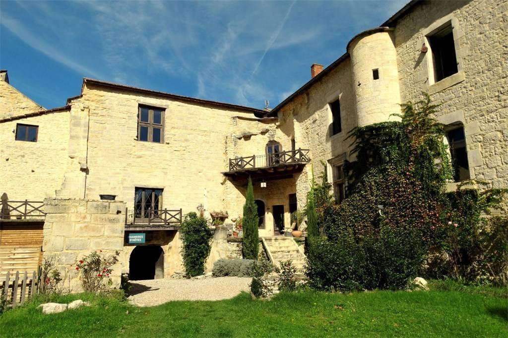 Cahors 10th and 17th century castle for sale