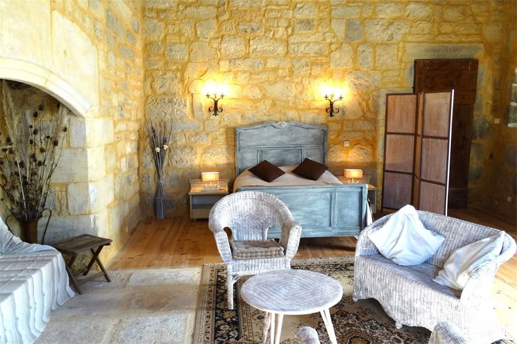 Cahors 10th and 17th century castle for sale