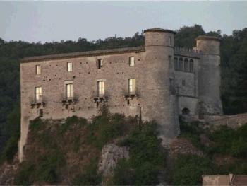 The Eagle’s Keep: A Medieval Fortress Crowned in Molise’s Wild Splendor