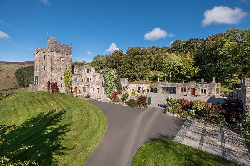 A Crown of Stone & Sky: Castell Gyrn’s Panoramic Reign Over Wales