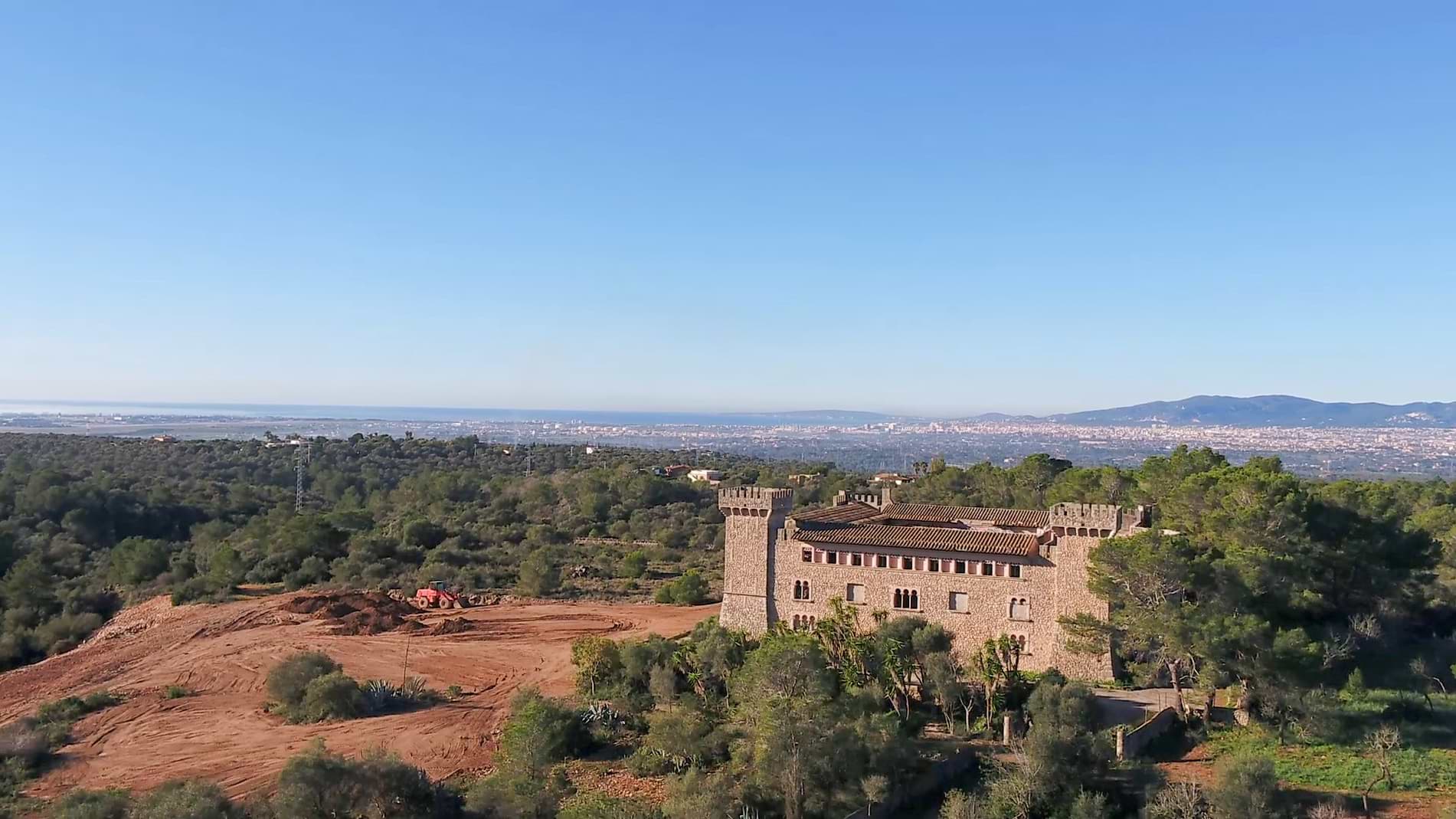 The Unfinished Dream: A Modern Castle Awaits Its Crown in Mallorca’s Golden Hills