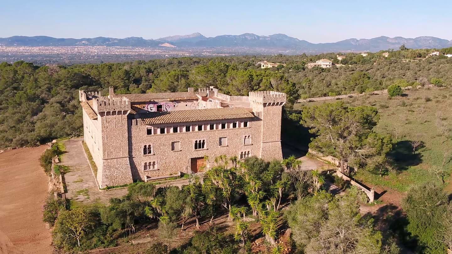 The Unfinished Dream: A Modern Castle Awaits Its Crown in Mallorca’s Golden Hills