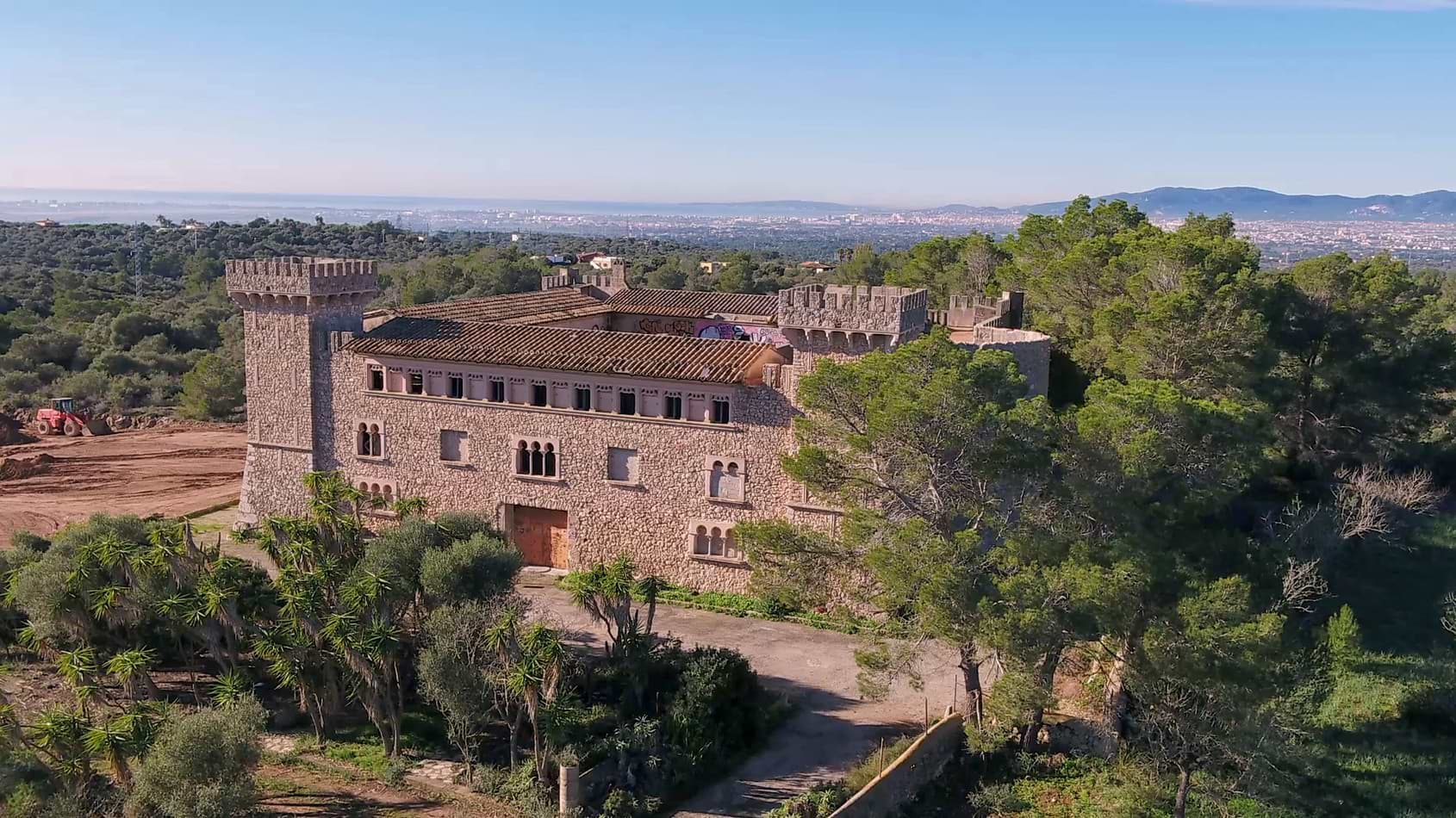 The Unfinished Dream: A Modern Castle Awaits Its Crown in Mallorca’s Golden Hills
