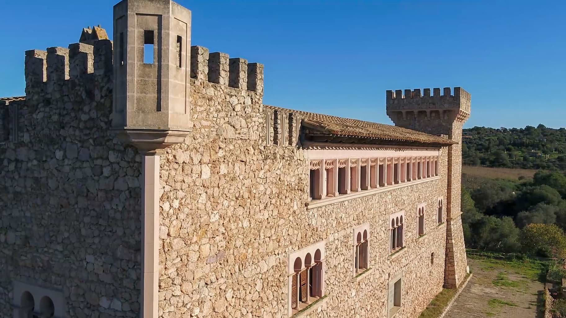 The Unfinished Dream: A Modern Castle Awaits Its Crown in Mallorca’s Golden Hills