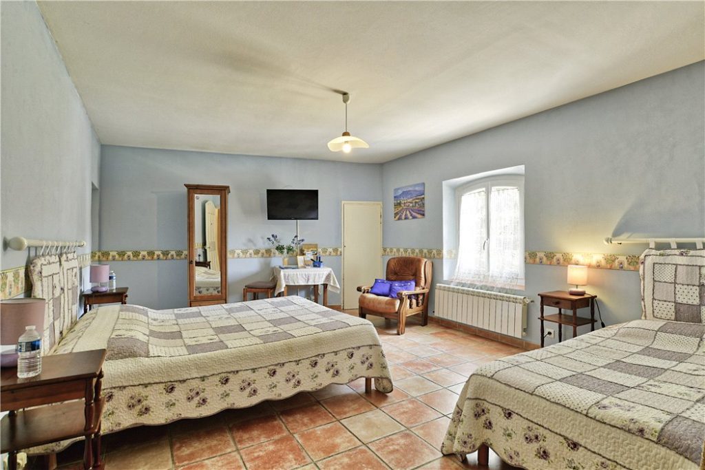 A Crown of Stone & Light: Château des Rêves in Provence’s Golden Hills - 5