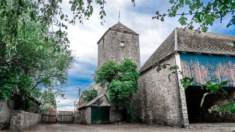 Balatre’s Watchful Crown: A 17th-Century Fortress of Stone & Story