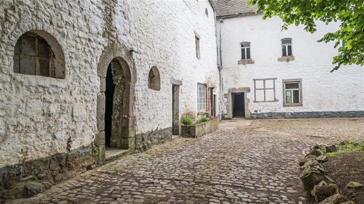 Balatre’s Watchful Crown: A 17th-Century Fortress of Stone & Story