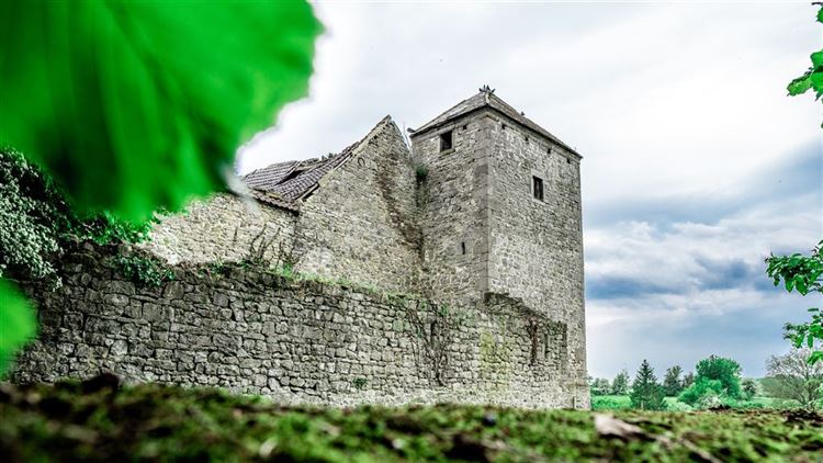 Balatre’s Watchful Crown: A 17th-Century Fortress of Stone & Story