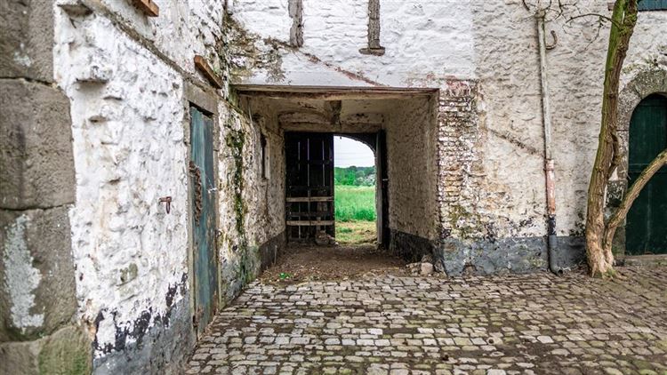 Balatre’s Watchful Crown: A 17th-Century Fortress of Stone & Story