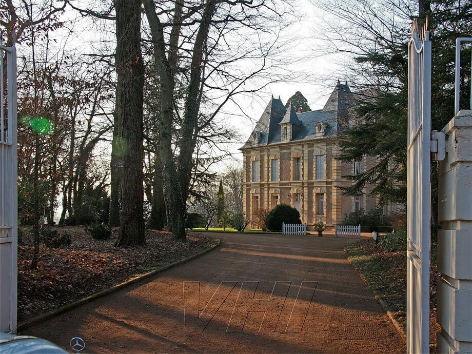 Chateau for sale nr Imphy Loire Valley