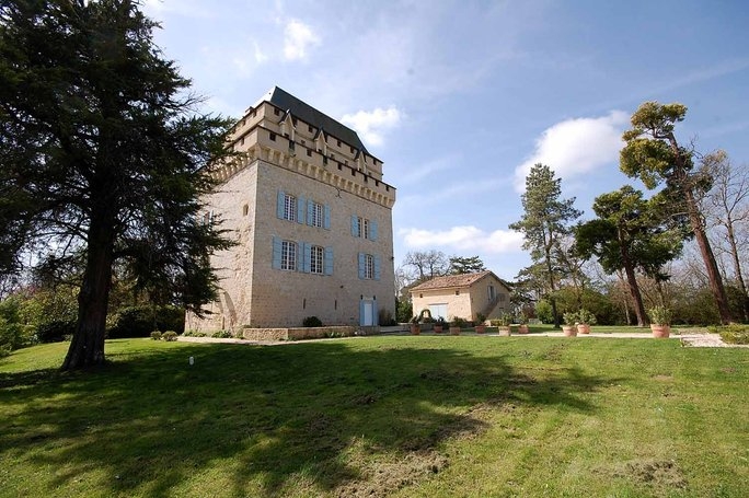 A Gascon Fortress of Light & Legacy – 13th Century Majesty Over Condom’s Rolling Hills
