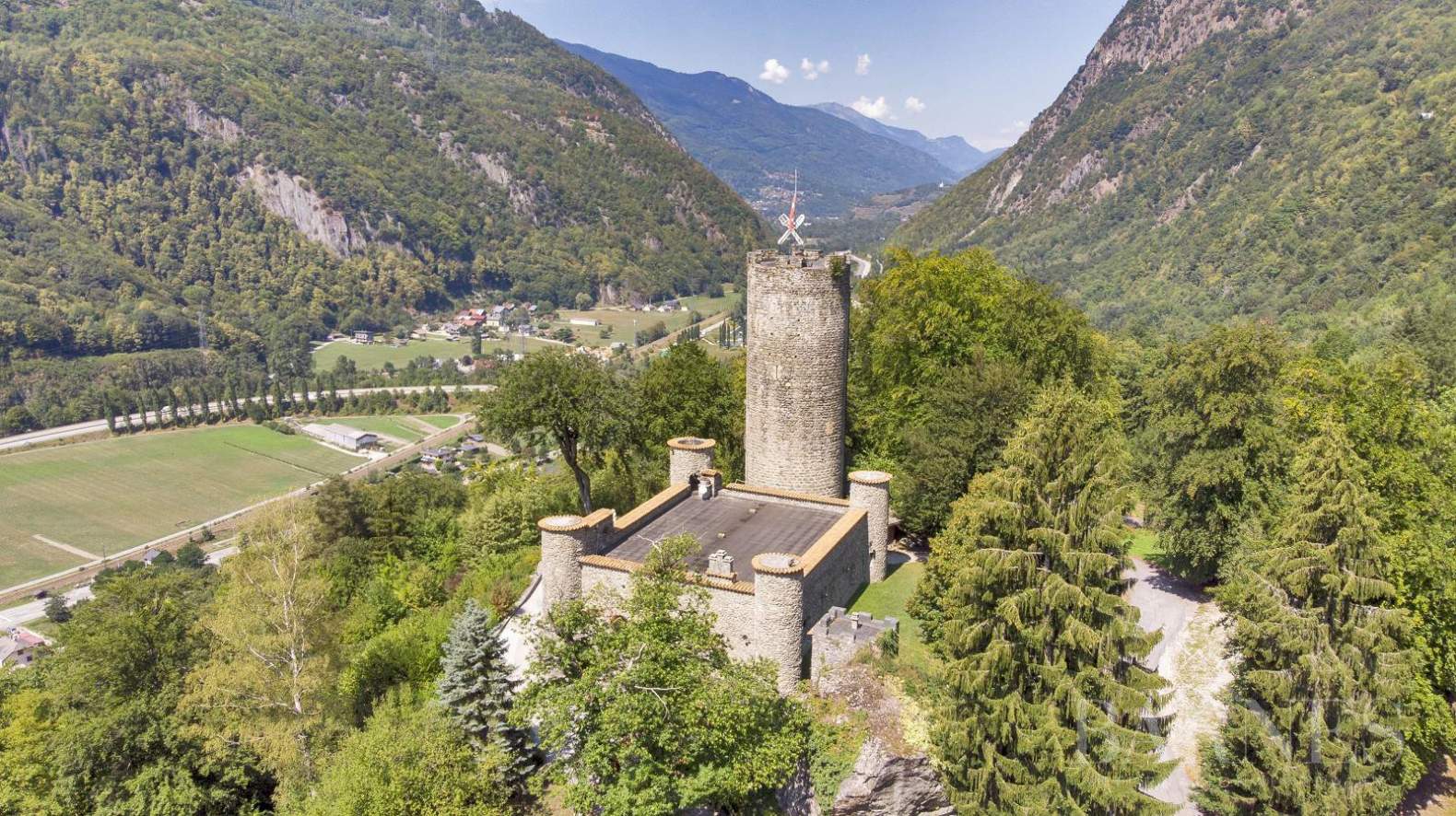 €840k Savoie, FRANCE. Beautiful 13th Century Castle Castleist