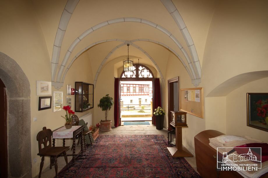 A 13th-Century Keep Reborn: Saxon Vogtland’s Crowned Castle & Gastronomic Jewel