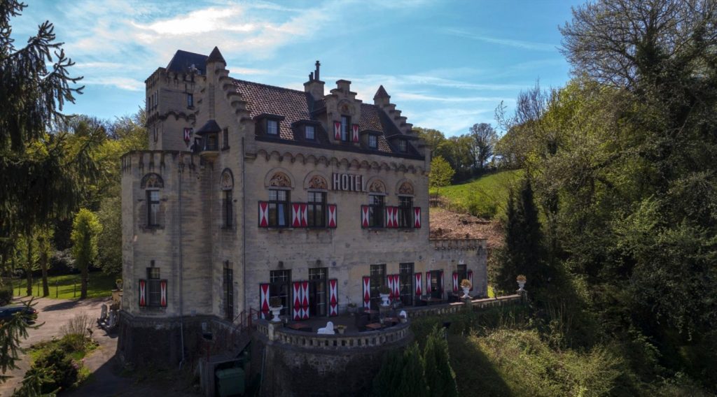 Where the Geul Whispers to the Hills: A Castle Crowned in Time