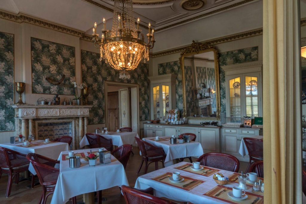 Where the Geul Whispers to the Hills: A Castle Crowned in Time