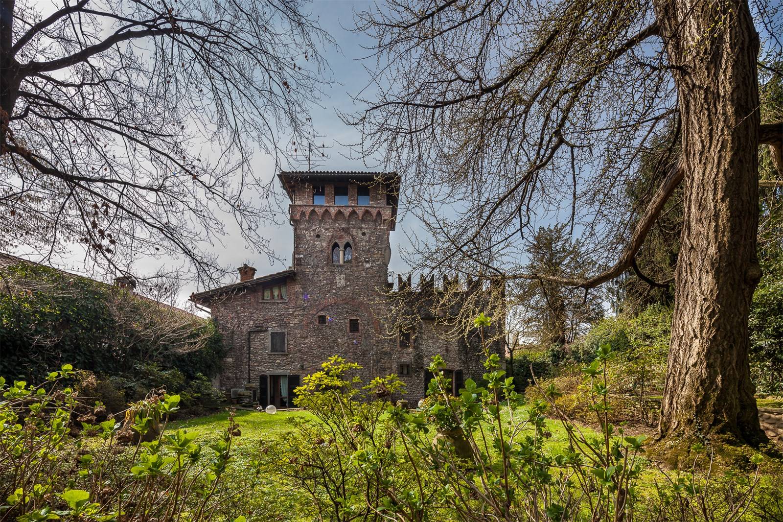 €2.5m Lombardy, ITALY. XIII Century Castle Castleist