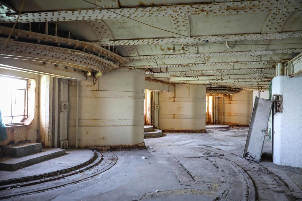 The Solent’s Sovereign: A Victorian Fortress of Legend & Light