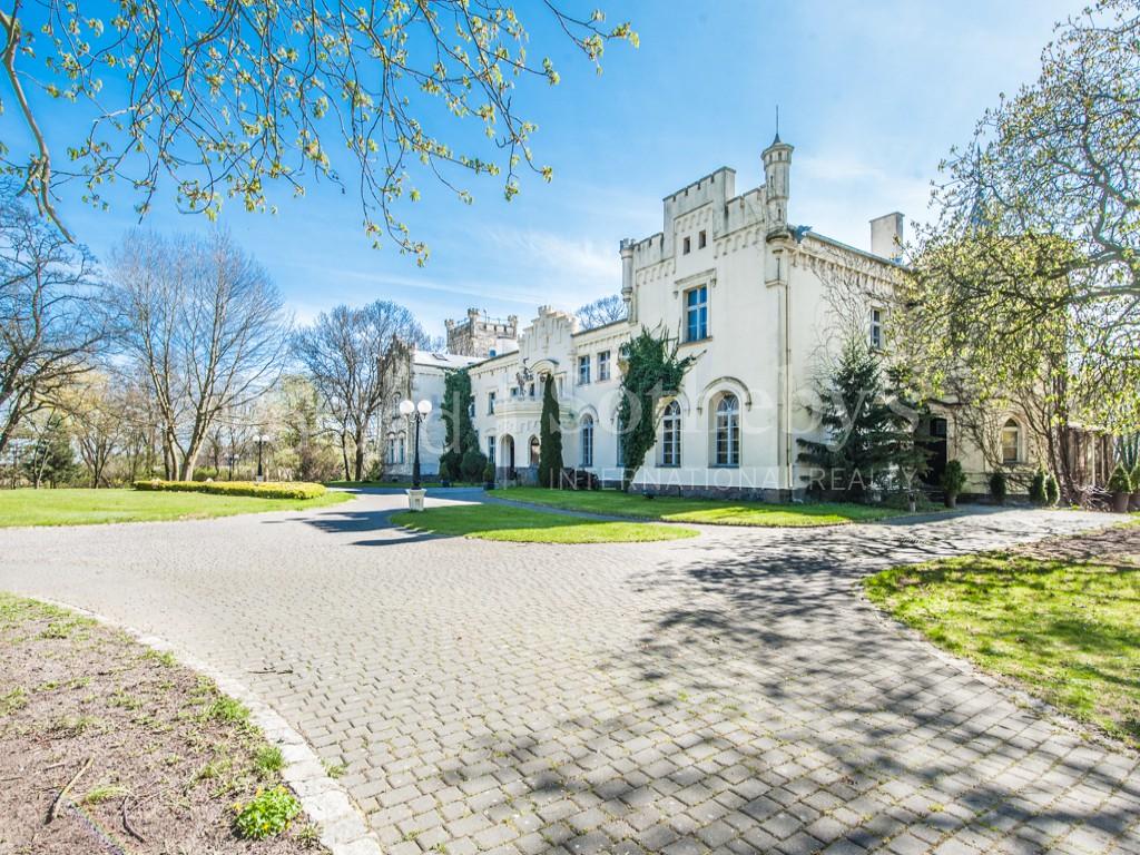 Krześlice: A Neo-Gothic Dream Reborn in Poland’s Golden Countryside