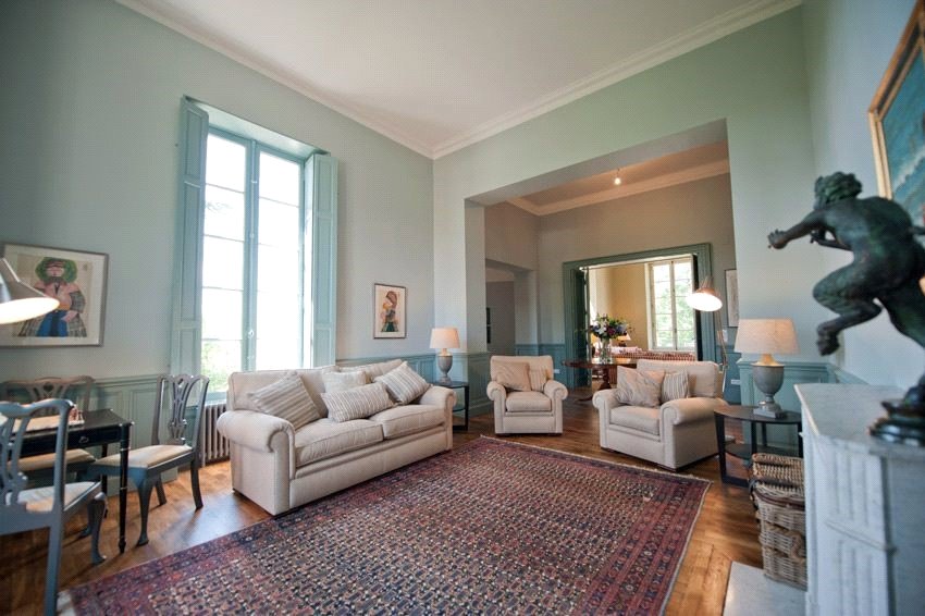 La Romieu: A Palladian Dream Woven in Time’s Golden Light - 5