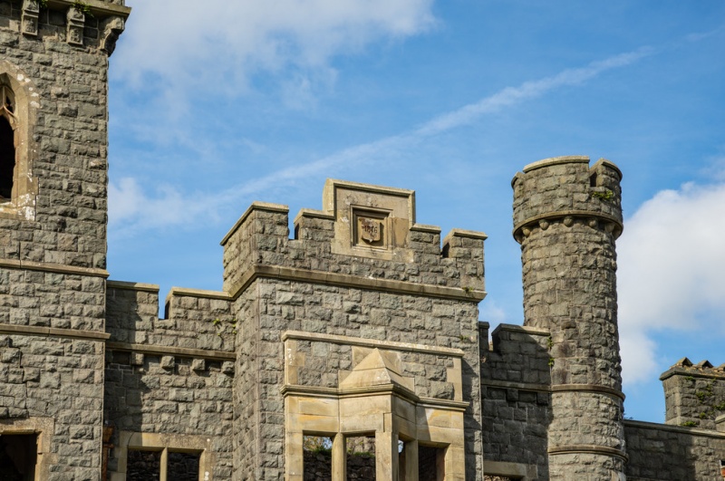 Plas Gwynfryn: A Slumbering Crown of Stone and Sea
