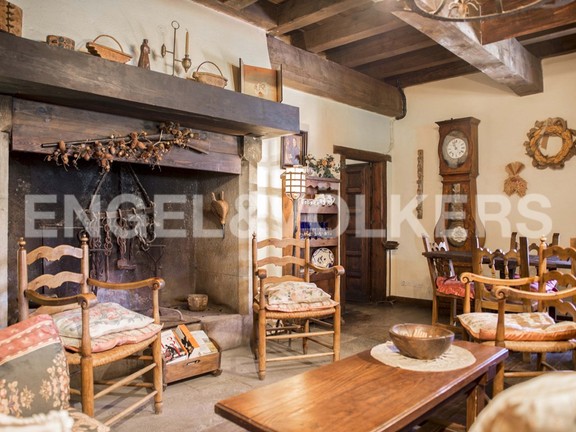Brastet Castle: A 1580 Fortress of Whispering Oaks & Timeless Elegance