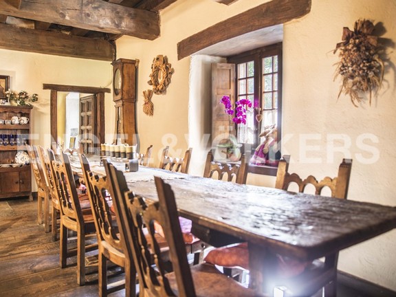 Brastet Castle: A 1580 Fortress of Whispering Oaks & Timeless Elegance