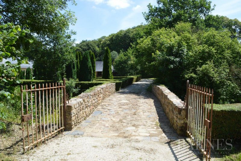 A Timeless Fortress Where History Whispers Through Stone & Water