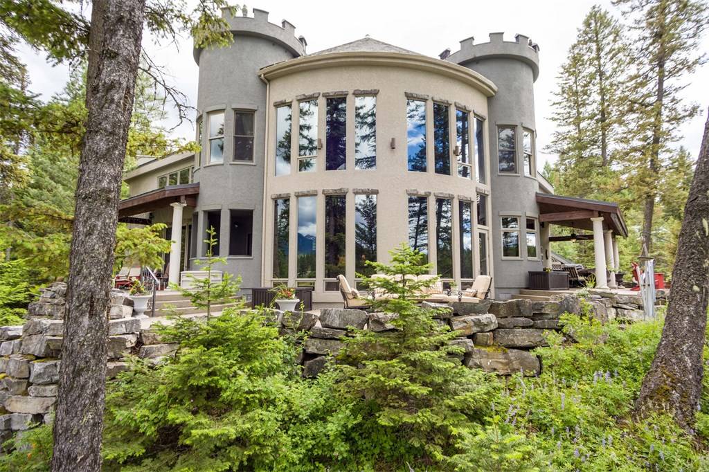 Whispers of the Swan: A Lakeside Castle in Montana’s Wild Embrace