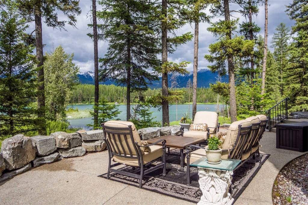 Whispers of the Swan: A Lakeside Castle in Montana’s Wild Embrace