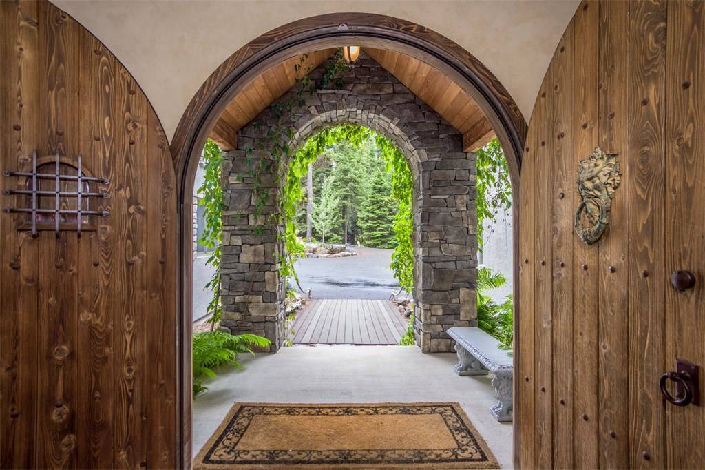 Whispers of the Swan: A Lakeside Castle in Montana’s Wild Embrace