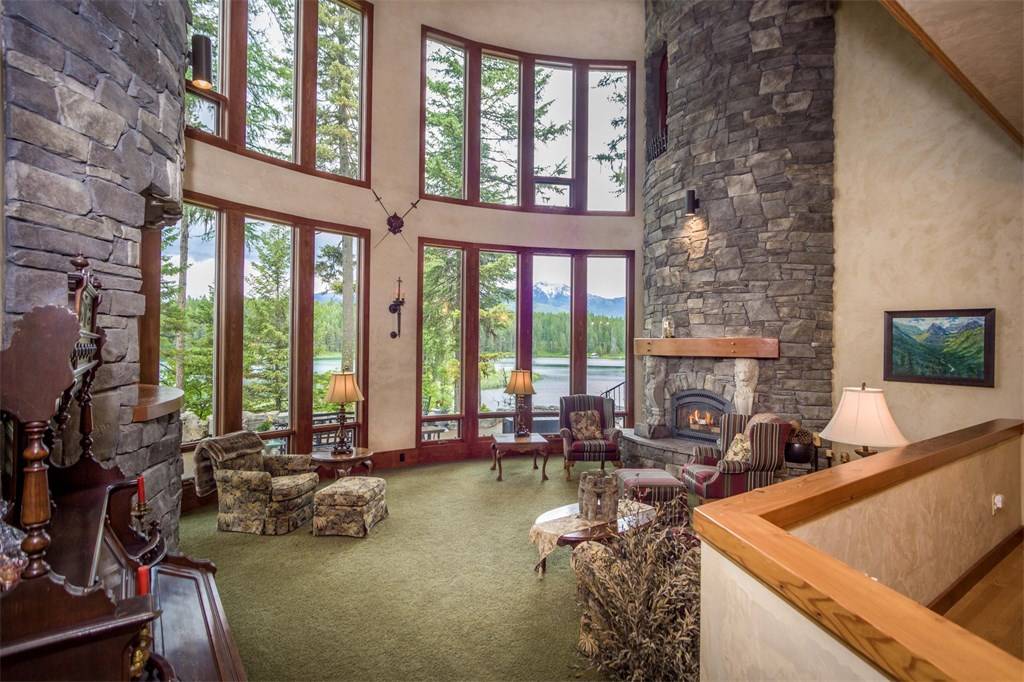 Whispers of the Swan: A Lakeside Castle in Montana’s Wild Embrace - 5