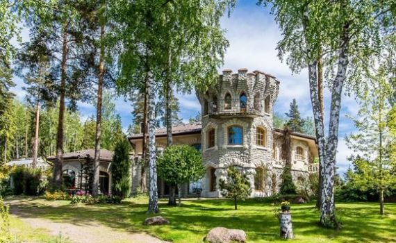 Whispers of the Baltic: A Seafront Castle in Porvoo’s Golden Light