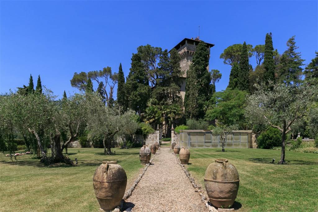 Rocca di Cetona: A Timeless Crown Upon Tuscany’s Emerald Hills