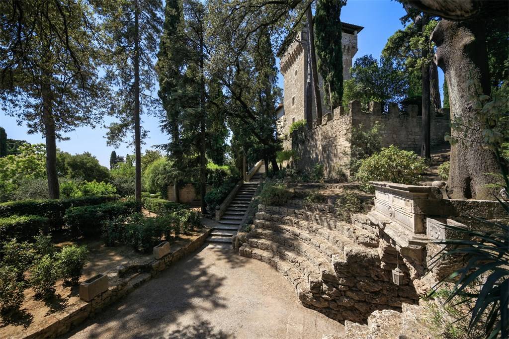 Rocca di Cetona: A Timeless Crown Upon Tuscany’s Emerald Hills