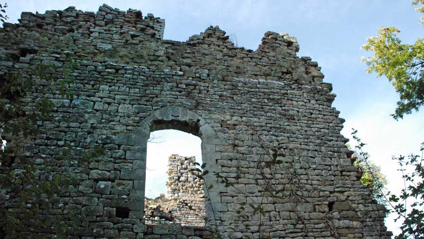 Gualtarotta: The 11th-Century Watchtower Awaiting Its Renaissance in Umbria’s Golden Hills