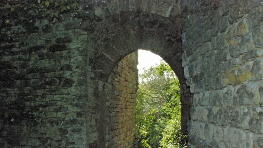 Gualtarotta: The 11th-Century Watchtower Awaiting Its Renaissance in Umbria’s Golden Hills