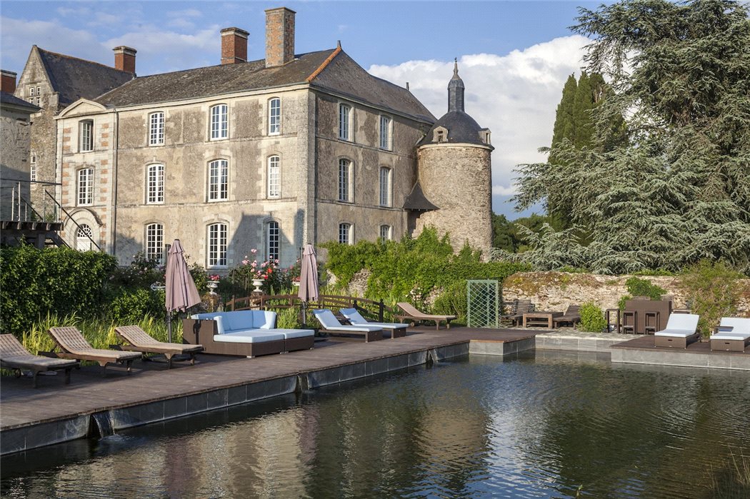 €7.9m St Sur Loire, FR. 13th Century Castle Castleist